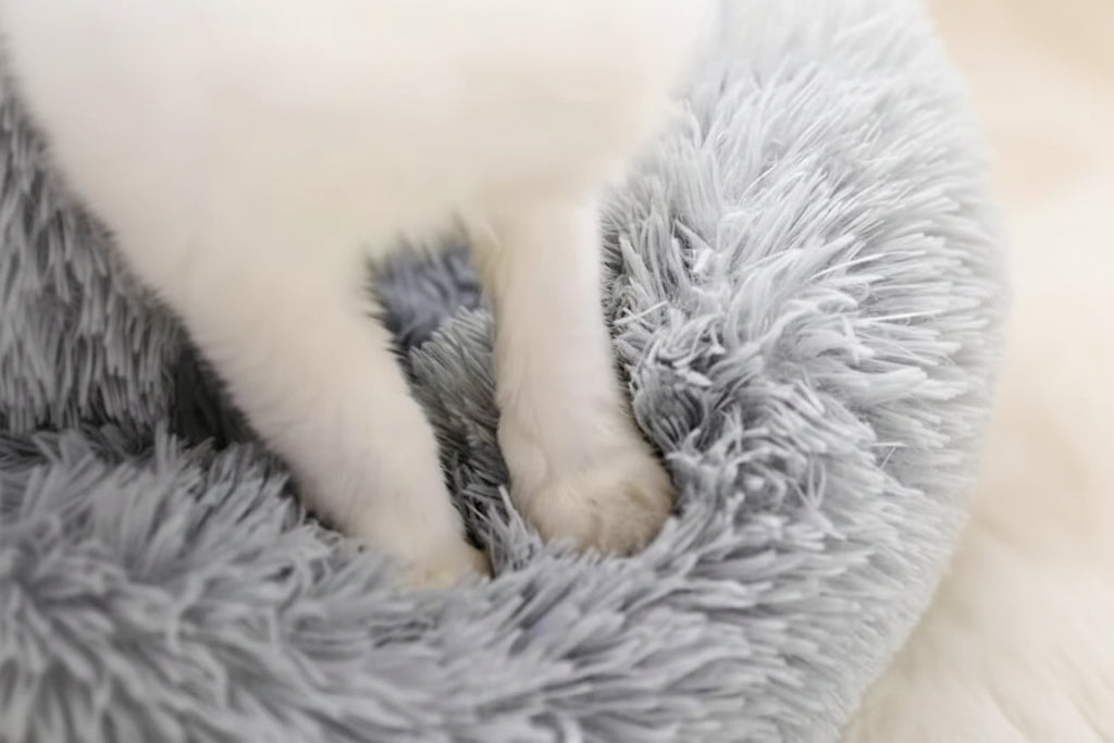 L'Aura de Soie – Panier Apaisant "Donut" en Fourrure de Nuage